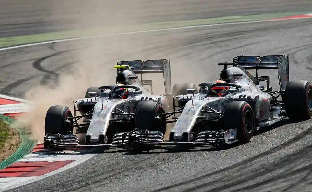 Twee F1 auto's vechten om positie in een bocht