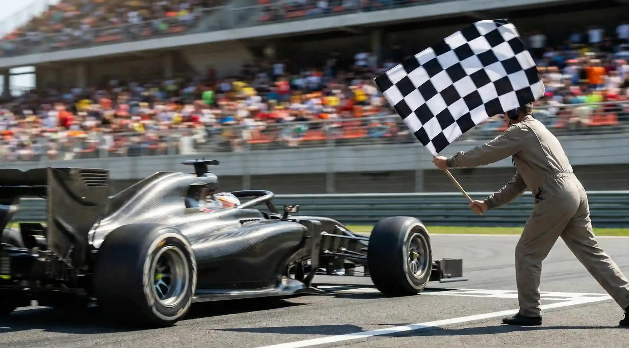 Formule 1-auto passeert finishlijn met geruit vlag