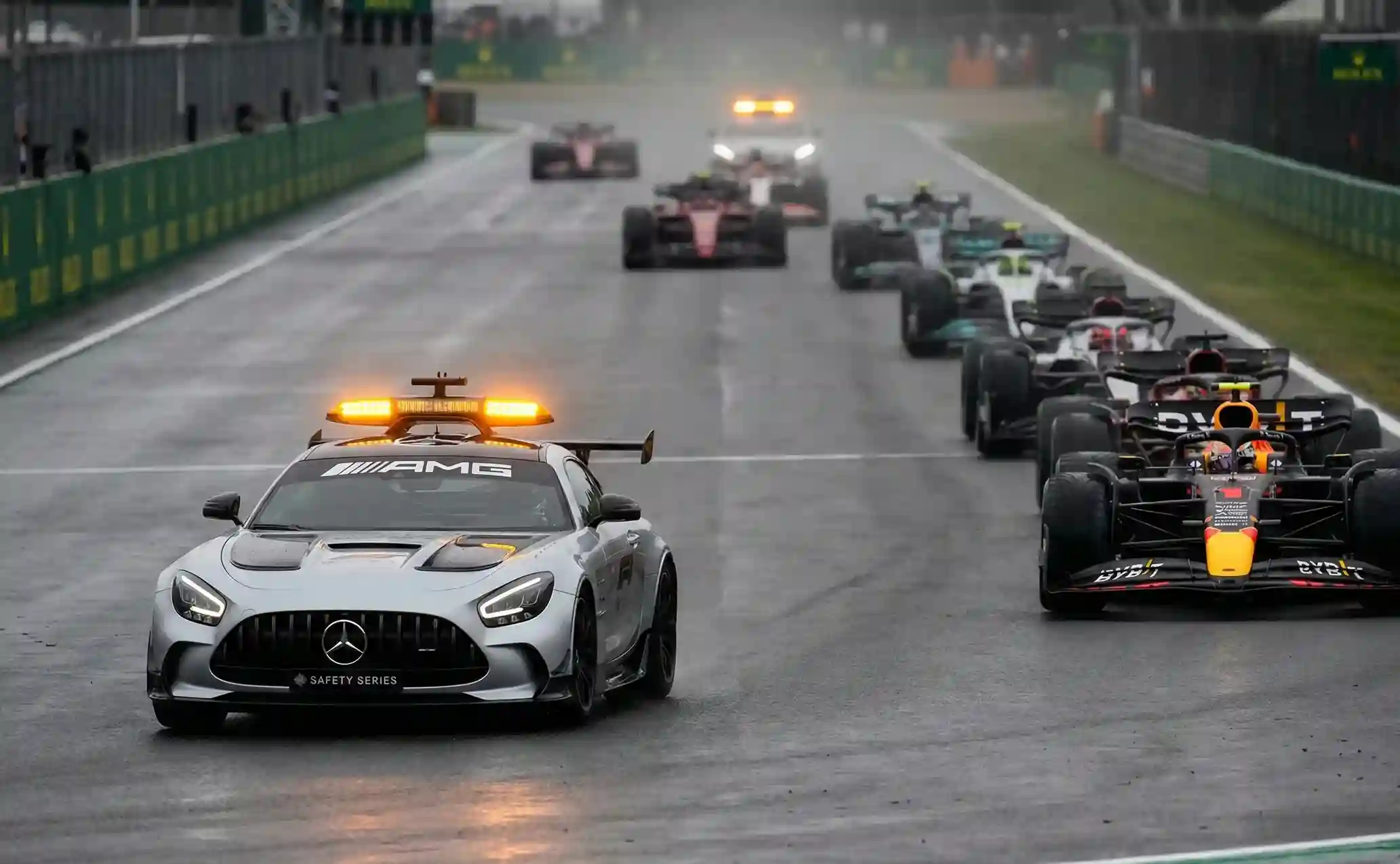 Safety car leidt het F1-veld tijdens geneutraliseerde race