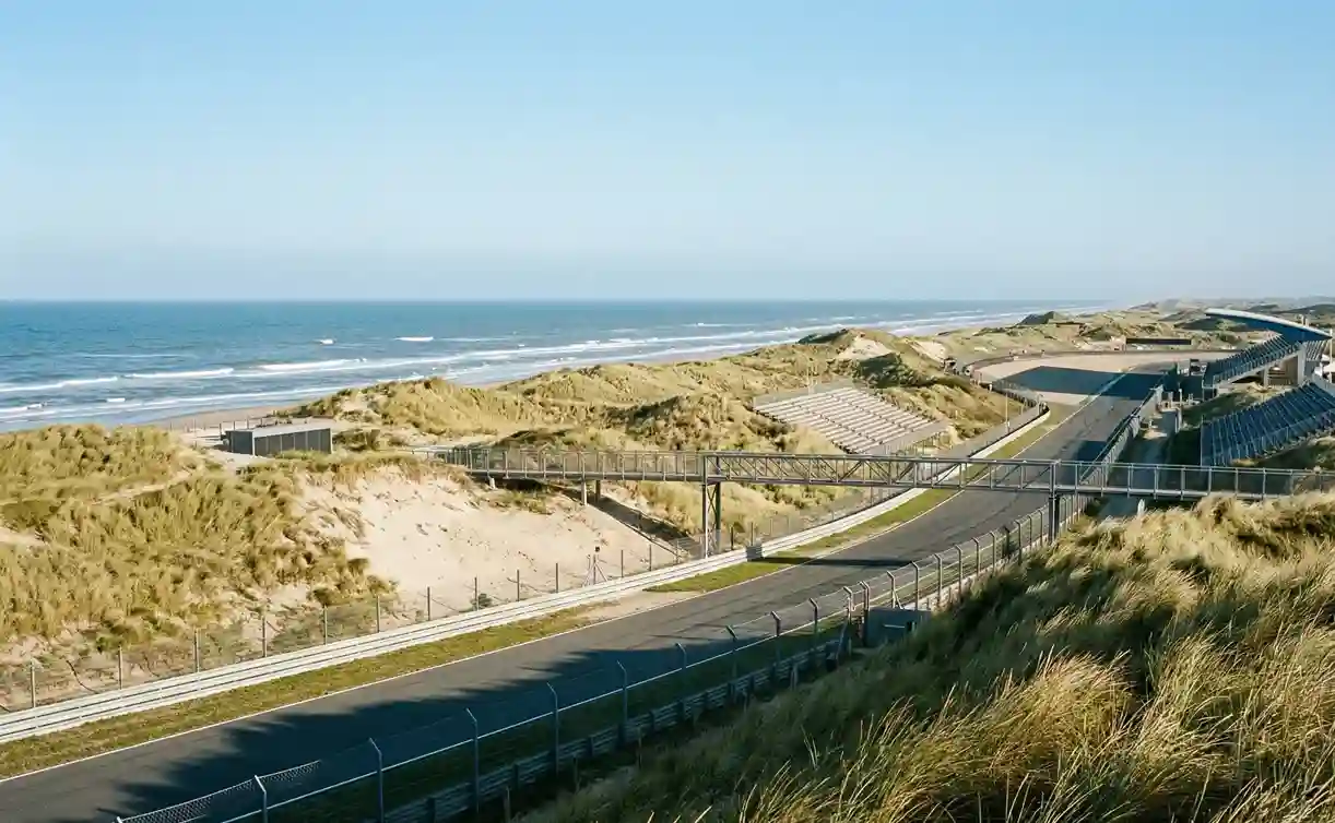 Zandvoort circuit met duinen en Noordzee op achtergrond