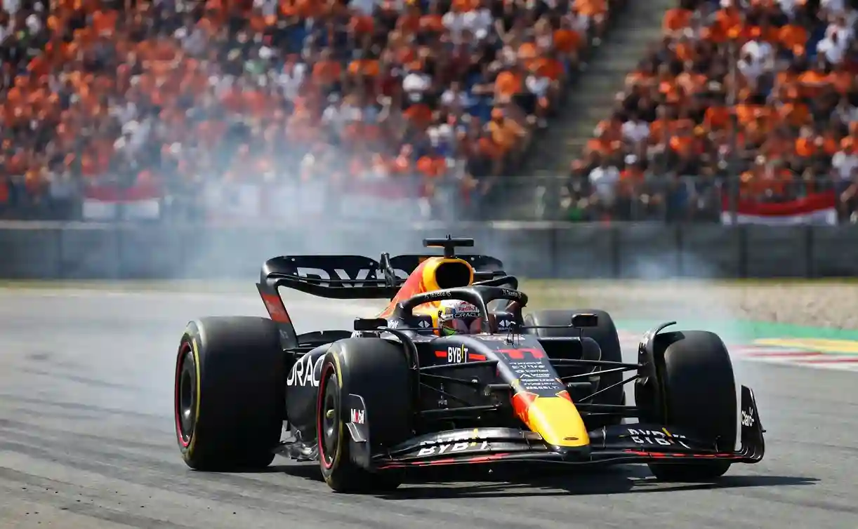 Red Bull F1 auto in actie op het circuit met oranje tribune